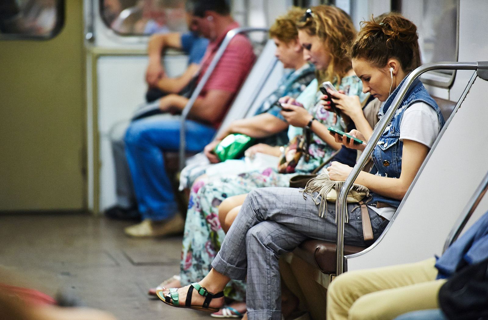 Метро мобильные телефоны. Люди в метро. Люди с телефонами в метро. Человек сидит в метро. Современное метро люди.