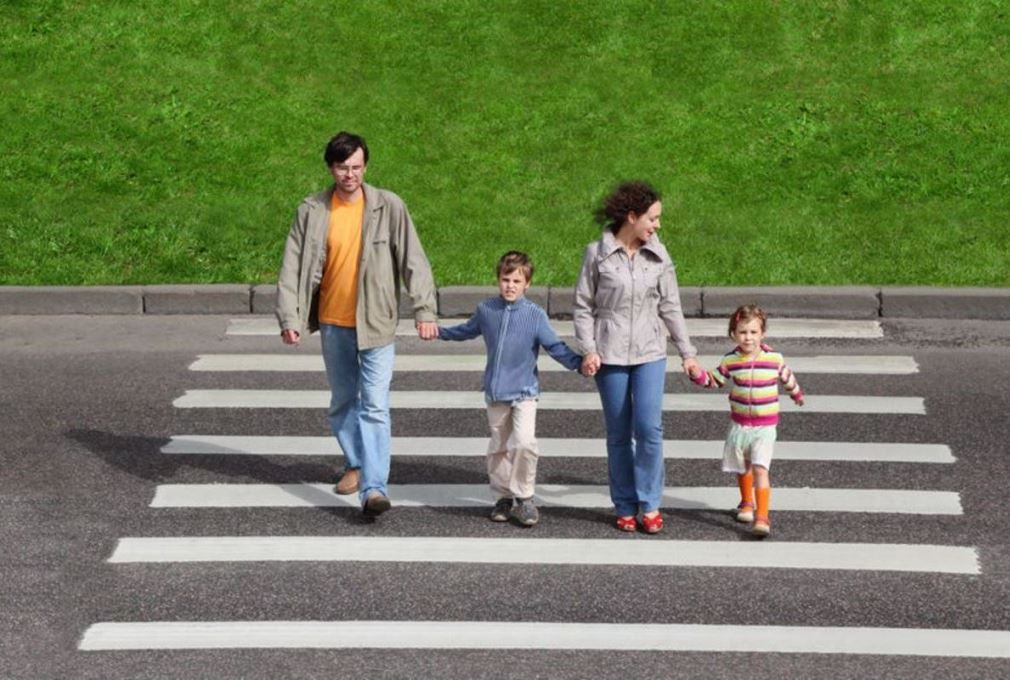 Проблема дети на дороге. Дети на дороге. Дети переходят дорогу. Родители и дети на дороге. Переход дороги.